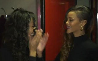Fan sốc nặng khi được Rihanna chầu chực ở phòng thử đồ
