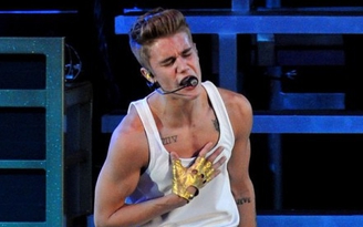 Justin Bieber ngất xỉu trên sân khấu London