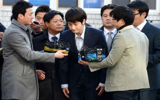 Park Shi Hoo cúi đầu xin lỗi trong ngày cảnh sát triệu tập