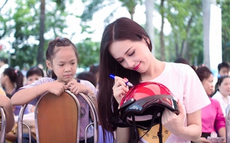 Mai Phương Thúy nhiệt tình ký tặng mũ bảo hiểm giữa trời gắt nắng