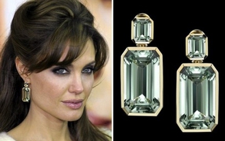 Angelina Jolie bán nữ trang xây trường học