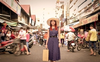 Thanh Thảo "bơ vơ" giữa chợ đông người