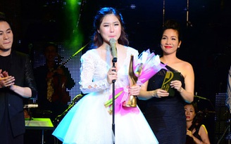 Hương Tràm khóc nức nở nhận giải Nghệ sĩ mới của năm