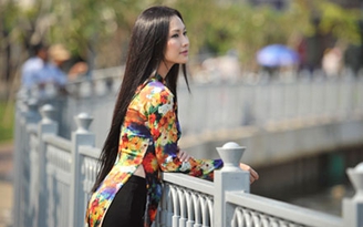 Kim Hiền diện áo dài chụp ảnh bên dòng kênh đang hồi sinh