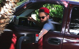 Robert Pattinson bị bắt gặp "tháo chạy" khỏi nhà Kristen Stewart