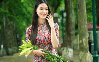 Hoa hậu Thùy Dung đằm thắm với áo dài giữa phố Hà Nội