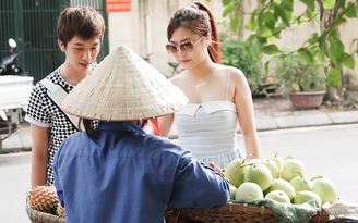 Bắt gặp Hương Tràm mua quà vặt cùng "trai lạ" ở Hà Nội