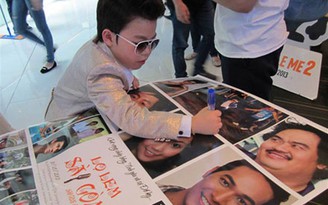 “Tiểu Psy” mỏi tay ký tặng fan Việt