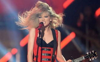 Taylor Swift “cháy” hết mình trên sân khấu dù không có giải CMT Music