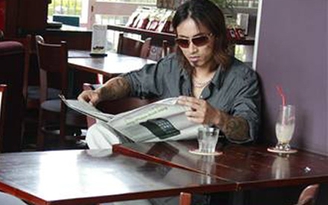 Bắt gặp ca sĩ hải ngoại Nguyễn Thắng cà phê một mình ở Sài Gòn