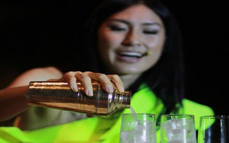 Kathy Uyên gây bất ngờ với tài pha chế cocktail chuyên nghiệp