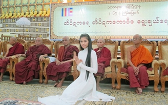 Trương Thị May diện áo dài duyên dáng đi lễ Phật tại Myanmar