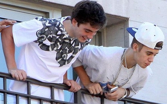 Justin Bieber bị tẩy chay vì nhổ nước bọt vào fan