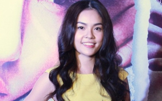 Dương Cẩm Lynh tươi tắn đi xem phim