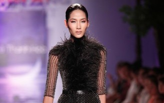 Hoàng Thùy lạnh lùng quyến rũ trên sàn catwalk