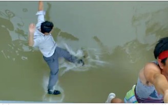Johnny Trí Nguyễn bị té sông trong phim mới của Charlie Nguyễn