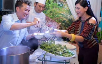 Đàm Vĩnh Hưng tự tay nấu bún cá đãi mẹ chồng Tăng Thanh Hà
