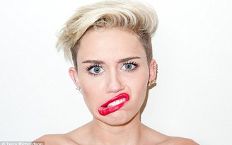 Miley Cyrus lại nổi loạn với ảnh phản cảm