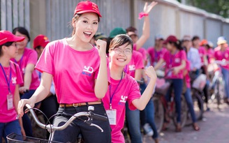 Hoa hậu biển Nguyễn Thị Loan đạp xe đi phát tờ rơi