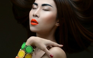 Người đẹp chuyển giới Next Top Model dùng tay che ngực trần