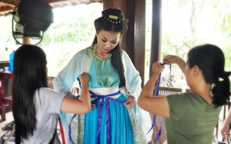 'Đột nhập' hậu trường phim cổ trang của Thanh Hằng và Trấn Thành