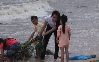 Hoa hậu 9x Diệu Hân đi nhặt rác ở bãi biển