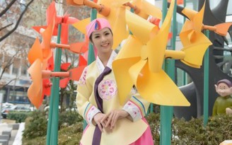 Ngọc Hân nhí nhảnh diện Hanbok dạo phố Seoul