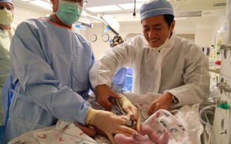 Trương Minh Cường tự tay cắt dây rốn cho con gái mới sinh