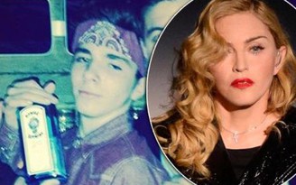 Khoe ảnh con trai 13 tuổi ôm chai rượu, Madonna vướng chỉ trích
