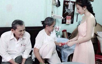 Angela Phương Trinh dịu dàng chúc Tết ông bà ngày đầu năm