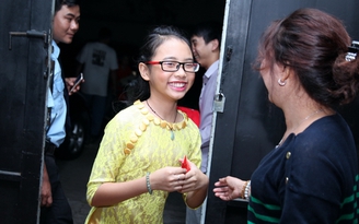 Phương Mỹ Chi được nhiều khán giả lì xì trong hậu trường