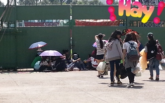 Fan Kpop trải bạt ngồi đội nắng giữa trưa chực chờ thần tượng