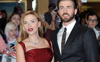 Scarlett Johansson lộ ngực lệch ở buổi công chiếu Captain America