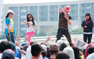 Trương Nam Thành cùng 'tình cũ' Hoàng Yến nhảy Flashmob giữa trời nắng nóng