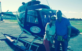 Thu Minh và ông xã đi 'thị sát' bằng trực thăng ở Nam Phi