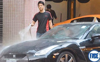 Nam vương Hồng Kông long đong rửa xe kiếm sống