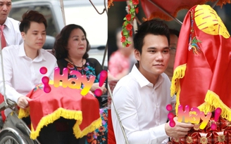 Trịnh Thăng Bình, Khắc Việt ngồi xích lô bưng quả cho Tuấn Hưng
