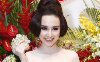 Angela Phương Trinh gây chú ý với style geisha lòe loẹt đi sự kiện