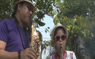 Xúc động clip Trần Mạnh Tuấn chơi saxophone bên mộ Trịnh Công Sơn