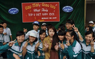 Top 4 Vietnam Idol nức nở về thăm quê