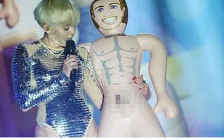 Miley Cyrus lại gây sốc khi biểu diễn cùng ‘sex toy’