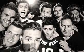 One Direction 'ngó lơ' fan, mải mê chụp ảnh ăn theo Oscar 2014