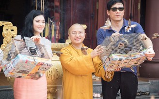 Theo chân Lý Nhã Kỳ, Ngô Quang Hải đi phóng sinh cầu hòa bình