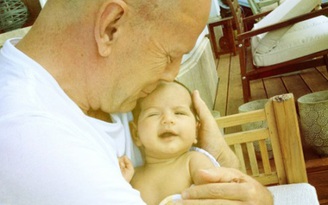 Ở tuổi 59, Bruce Willis vui mừng khoe con gái mới sinh