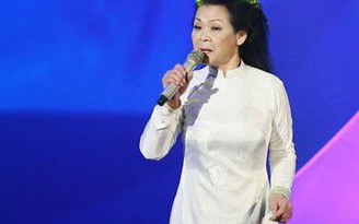 Khánh Ly hát đầy xúc cảm trên sân khấu Hà Nội
