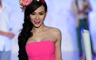 Thu Thủy trổ tài catwalk, khoe 'vòng 1' gợi cảm