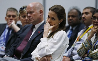 Angelina Jolie rớt nước mắt trong Hội nghị Chống bạo lực tình dục