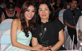 Minh Thư được mẹ 'hộ tống' đi họp báo Tôi tỏa sáng