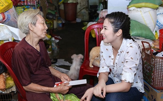 Hoa hậu Ngọc Hân ghé thăm cụ bà chuyên cưu mang chó mèo bỏ rơi