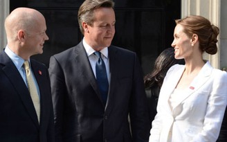 Chính khách Anh bị 'khớp' trước Angelina Jolie